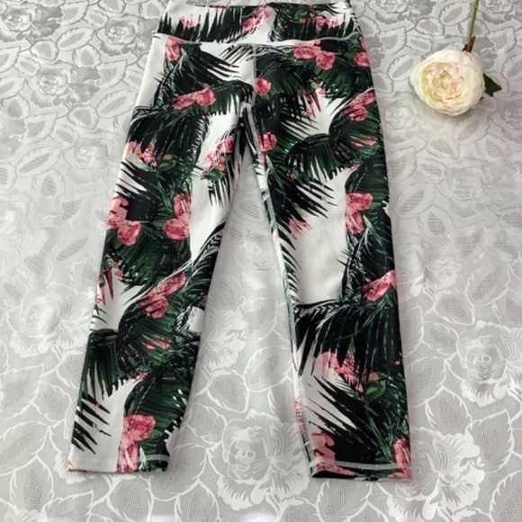 Fabletics Tights S/M 34-35 hip, near new condition - Picture 3 of 5